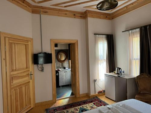 een kamer met een slaapkamer met een bed en een deur bij HanFlats in Istanbul