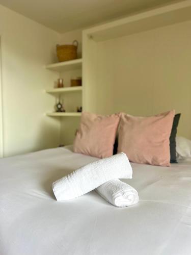 Ένα ή περισσότερα κρεβάτια σε δωμάτιο στο LArsenal avec parking, centre de Rennes