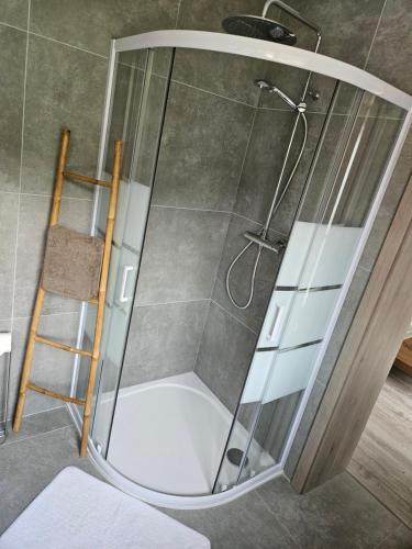 une douche avec une cabine en verre dans une salle de bain dans l'établissement gîte les 2 gros, à Pierre-Percée