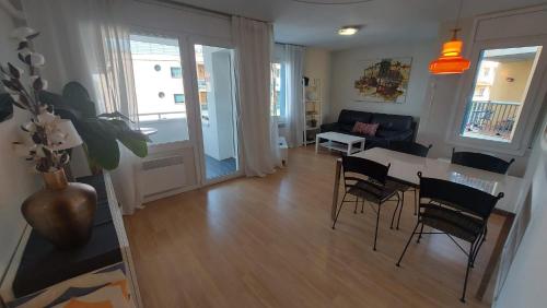 Μια τηλεόραση ή/και κέντρο ψυχαγωγίας στο 1ª linea reformado y perfecta ubicacion frente al puerto deportivo