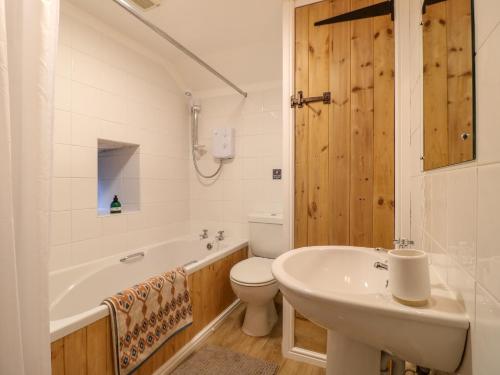 une salle de bain avec une baignoire, des toilettes et un lavabo dans l'établissement Rock Cottage, à Ashbourne