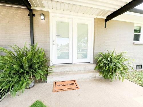 a welcome sign in front of a house at Sumner Ave in Gallatin