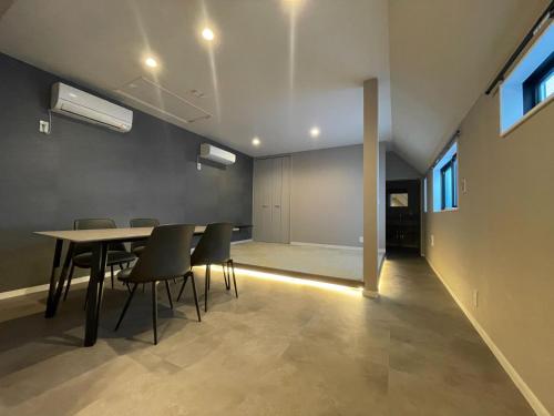 a dining room with a table and chairs at COTO Premium Shibuya B in Tokyo