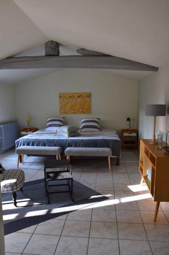 une chambre avec un lit, une table et un bureau dans l'établissement Moulin des Gypses Gîte l'Oliveraie, à Mormoiron