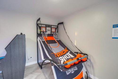 un gimnasio con una red en una habitación en Ultimate Getaway: Spa Game Rooms Firepit Views, en San Diego