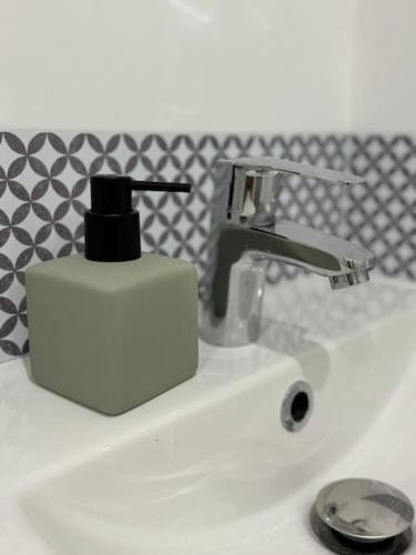 - un distributeur de savon installé au-dessus d'un lavabo dans l'établissement Bel forest , Climatisé, terrasse, à Belfort