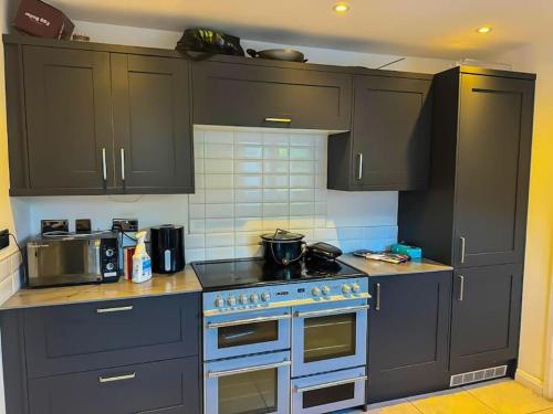 Η κουζίνα ή μικρή κουζίνα στο Room in a house share - Kingsized room 25 min away from Central London