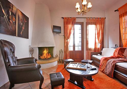 アラコバにあるLilea Apartmentsのリビングルーム(ソファ、暖炉付)