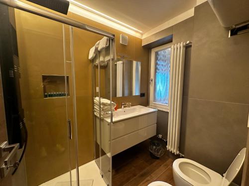 Et badeværelse på Aosta Center Holidays Apartments Ski & Bike Box