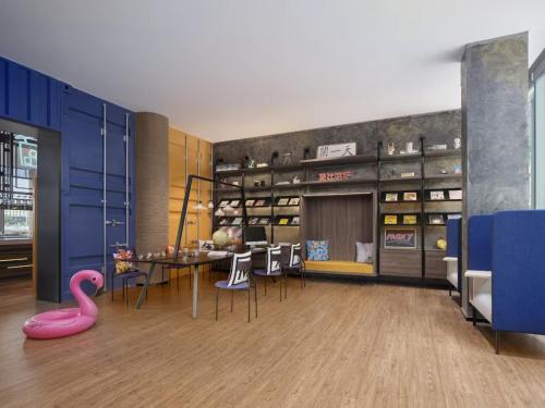 a room with a table and a pink swan toy at Moxy Ningbo Old Bund in Ningbo