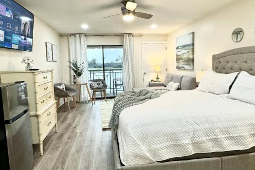 a bedroom with a bed and a kitchen with a balcony at Sundown Studio 3268 in Wesley Chapel