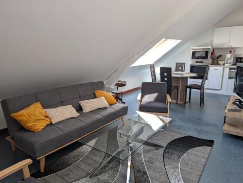 un salon avec un canapé et une table dans l'établissement Gîte Le Valette, à Tulle