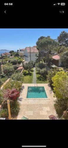 - une vue sur la piscine dans la cour dans l'établissement Villa magnifique vue mer, à Marseille