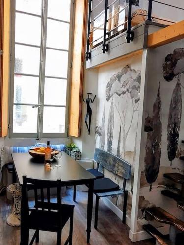 une salle à manger avec une table et deux chaises dans l'établissement Studio Mimosa Duplex in old town, 200m to beach, à Nice