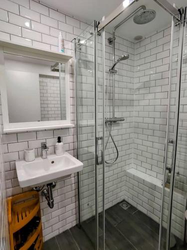 une salle de bain blanche avec un lavabo et une douche dans l'établissement Studio Mimosa Duplex in old town, 200m to beach, à Nice