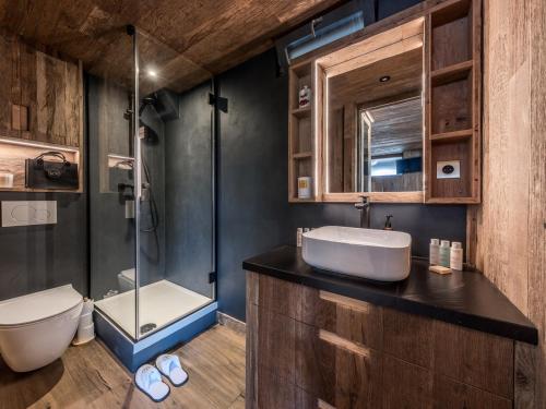 une salle de bain avec un lavabo et des toilettes dans l'établissement Charmant appartement avec services inclus à Courchevel - FR-1-613A-38, à Courchevel