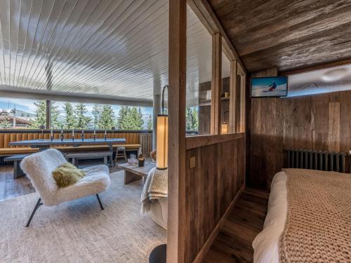une chambre avec un lit et une table dans une pièce dans l'établissement Charmant appartement avec services inclus à Courchevel - FR-1-613A-38, à Courchevel