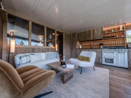 un salon avec un canapé et une table dans l'établissement Charmant appartement avec services inclus à Courchevel - FR-1-613A-38, à Courchevel
