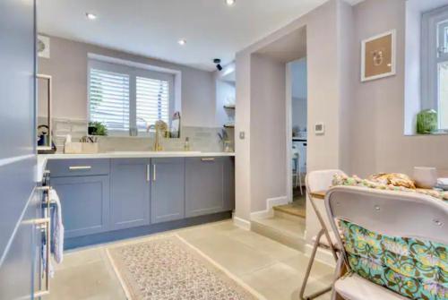 Dapur atau dapur kecil di Luxury Cotswolds Cottage with Hot Tub
