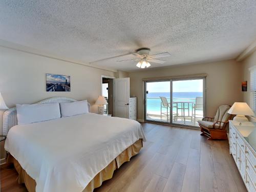 ein Schlafzimmer mit Bett und Blick auf das Meer in der Unterkunft Regency Towers #605 West in Pensacola Beach