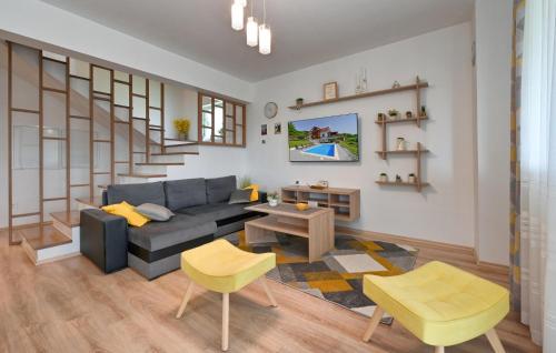 Χώρος καθιστικού στο Lovely Home In Pregrada With Sauna