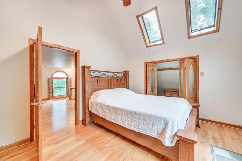 Ένα ή περισσότερα κρεβάτια σε δωμάτιο στο Pet-Friendly Home with Beach in Northville!