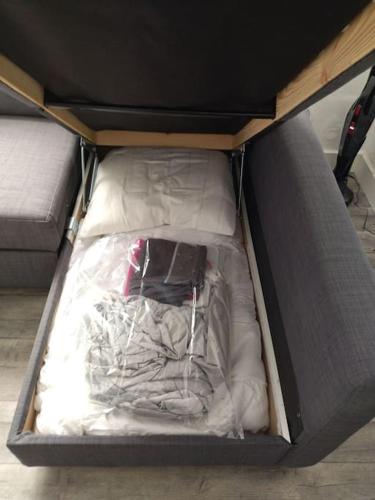 une boîte remplie de trucs dans l'établissement Appartement Brest Pilier Rouge, à Brest