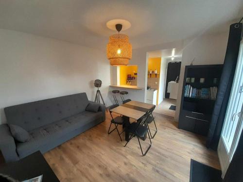 un salon avec un canapé et une table dans l'établissement Maison T2 en bord de mer à Plougastel Daoulas, à Plougastel-Daoulas