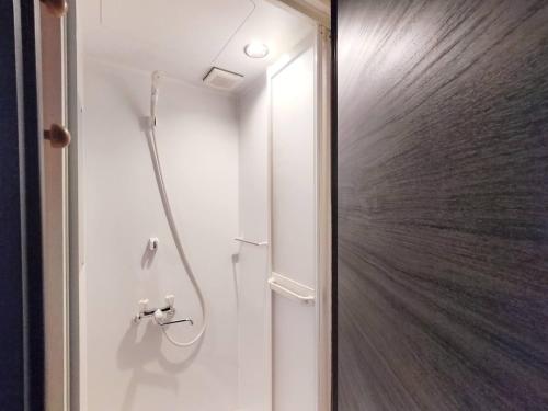 東京にある12池袋最中心 两室一厅两浴室两卫生间 池袋站7分 2 rooms Ikebukuro center 7 mins to ST Max 8P 直达新宿 涉谷 表参道 池袋 上野 代代木 银座 原宿のバスルーム(ガラスドア、シャワー付)