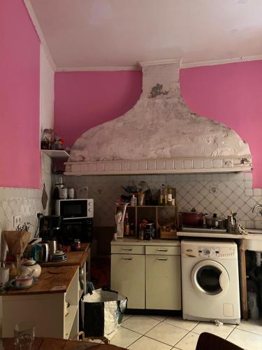 - une cuisine équipée d'une cuisinière four supérieur dans l'établissement Grand Appartement rue du loisir, à Marseille