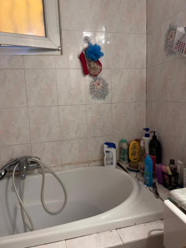 une salle de bain avec baignoire et douche dans l'établissement Grand Appartement rue du loisir, à Marseille