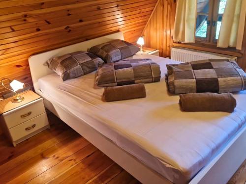 Posteľ alebo postele v izbe v ubytovaní Ferienhaus Marianna am See mit gratis Sauna, Ruderboot, Kajak & WLAN