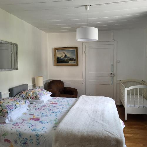 - une chambre avec un lit et un lit bébé dans l'établissement La maison horlogère , spas et bain nordique, à Les Fontenelles