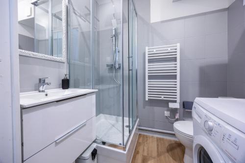 une salle de bain avec une douche, un lavabo et des toilettes dans l'établissement Charmante Maisonnette à deux pas de la plage, à Châtelaillon-Plage