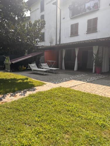 a patio with two chairs and a building at casa nonna Rica in Calcio