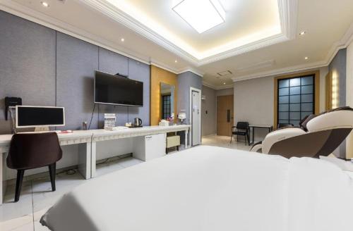 Hello Hotelにあるテレビまたはエンターテインメントセンター