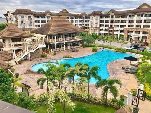 Bazén v ubytování 2BR Condo free pool with wifi near Mall in Davao City nebo v jeho okolí