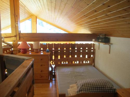 Cette petite chambre comprend un lit dans une cabine. dans l'établissement Les Gets Le Grand Paradis, aux Gets