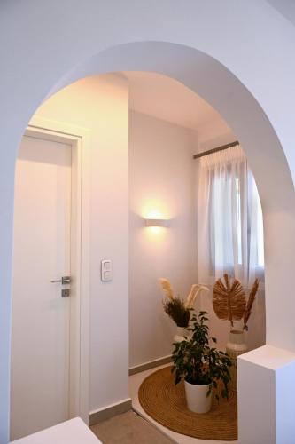 an archway leading into a room with a plant at Pagada in Kithnos