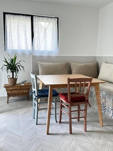 - un salon avec une table et des chaises dans l'établissement Gîte du Chat Roux, à La Chapelle-Saint-Martin-en-Plaine