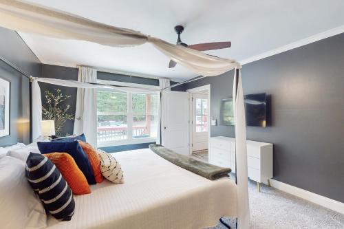 Una cama o camas en una habitación de Serenity Strasse