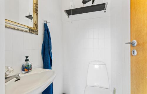 Bilik mandi di Beautiful Apartment In Rudkøbing