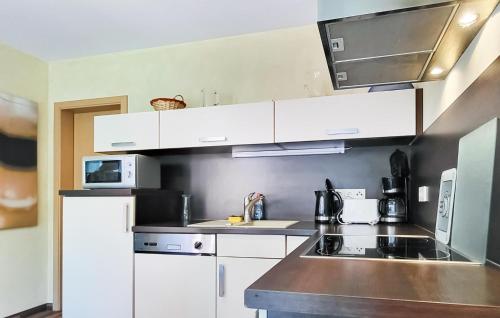 eine Küche mit weißen Schränken und einer Arbeitsplatte in der Unterkunft Awesome Home In Rankwitz With Sauna in Rankwitz