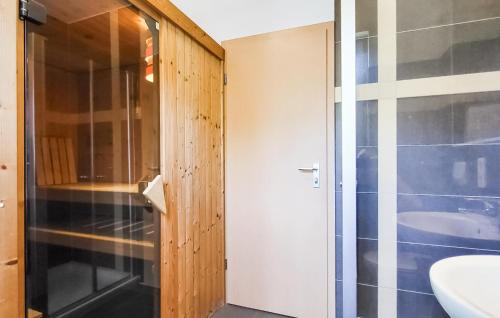 Ein Badezimmer in der Unterkunft Awesome Home In Rankwitz With Sauna