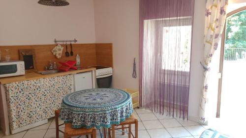 une cuisine avec une table et un comptoir dans l'établissement Le moulin, à Lasalle