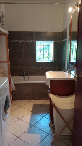 une salle de bain avec une baignoire et un lavabo et une baignoire dans l'établissement Le moulin, à Lasalle