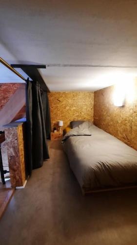 a bedroom with a bed in a room at L'étape Saint-Joseph in Brunehaut