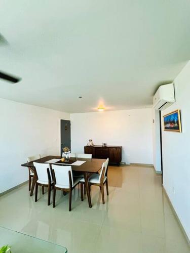 a dining room with a table and chairs at Departamento la isla musala in Lima del Alto