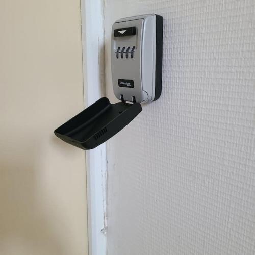 un distributeur de savon est fixé sur un mur dans l'établissement Appartement Brest Pilier Rouge, à Brest