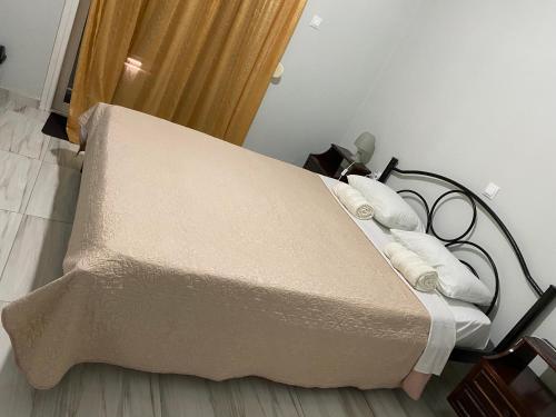 Posteľ alebo postele v izbe v ubytovaní ΧΑΡΗΣ ROOMS